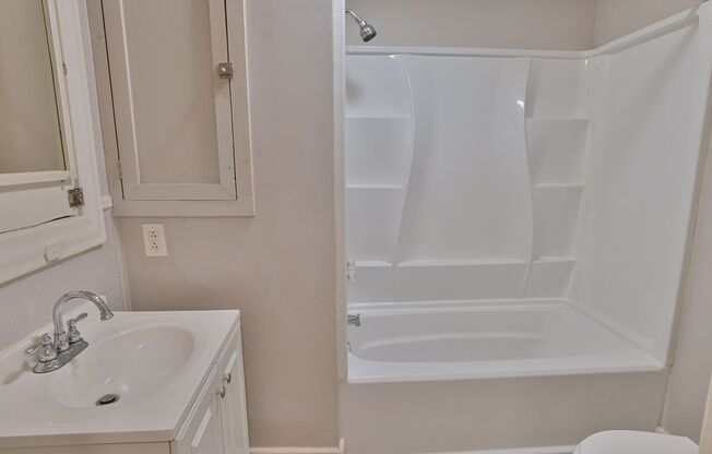 1 bed, 1 bath, 300 sqft, $985, Unit Apt 4
