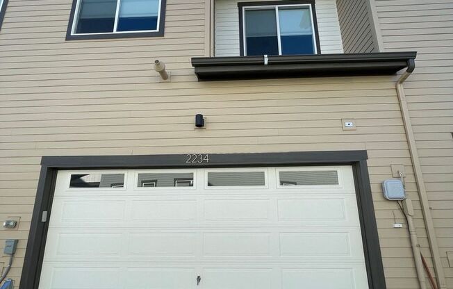 3 BED/3 BATH TOWNHOME AVAILABLE NOW!