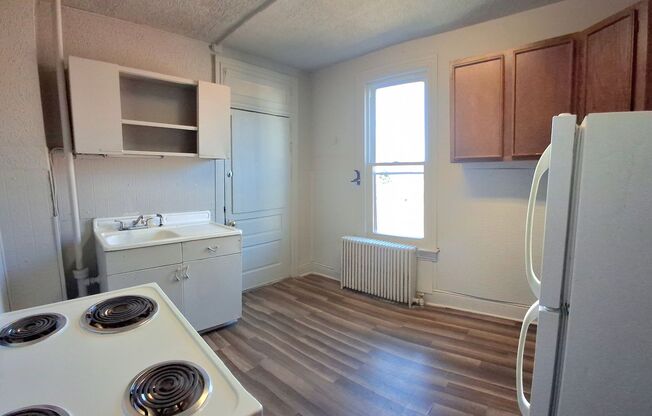 3 beds, 1 bath, $1,075