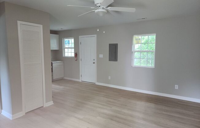 1 bed, 1.5 baths, $895, Unit 4919- B Schmidt St