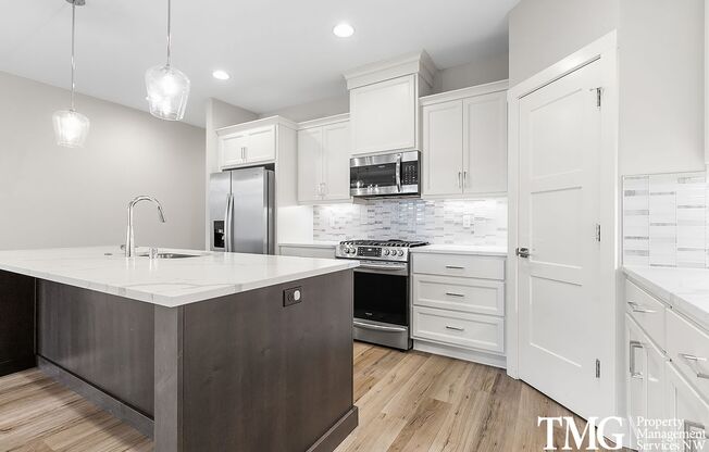 3 Bedroom 2.5 Bathroom Townhome in Great Brush Prairie Location!