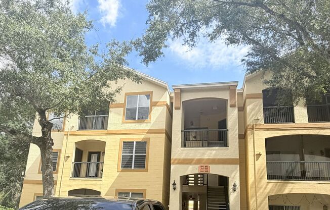 3rd Floor Unit, 1 bed/1 bath with Den in CARROLLWOOD AREA