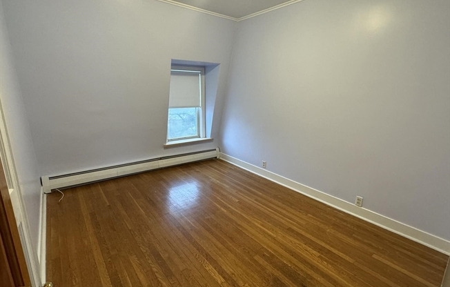 3 beds, 1 bath, $1,500, Unit 3