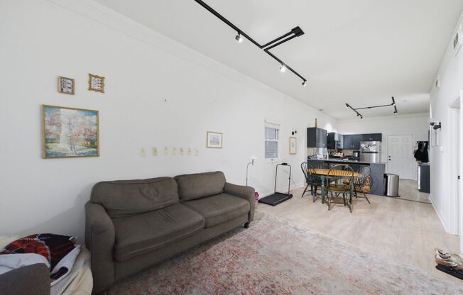2728 N Wilton