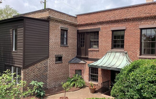 Renovated 2 Bedroom Carriage house off Lafayette Square