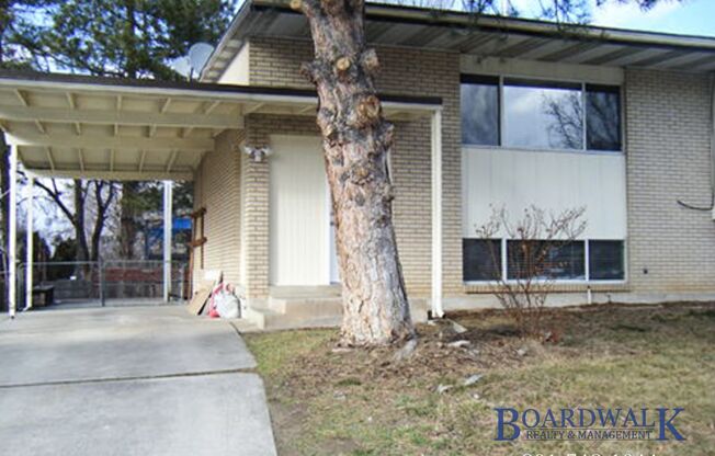 2827 E Bridgewater Drive
