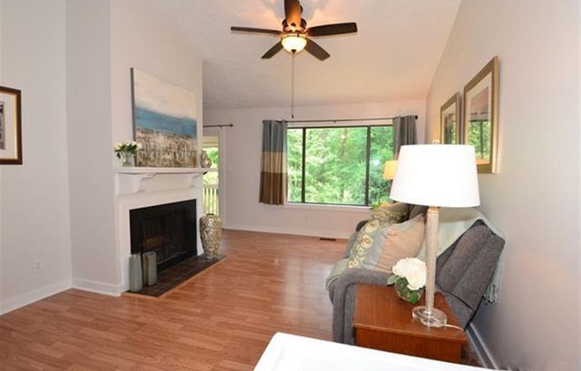 Charming 2Br 1.5Ba Townhome in Cary! Available 10/21!