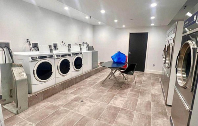 2 beds, 1 bath, $5,200, Unit PHD