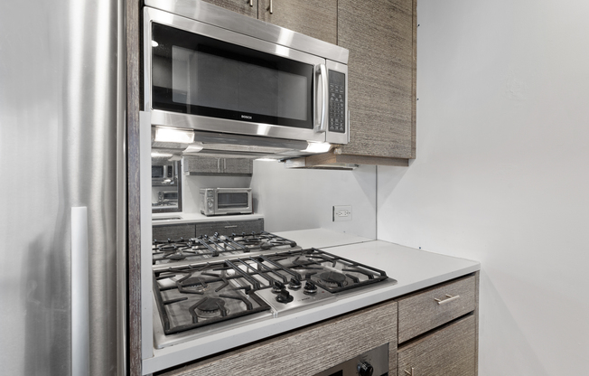 305 W 16 ST