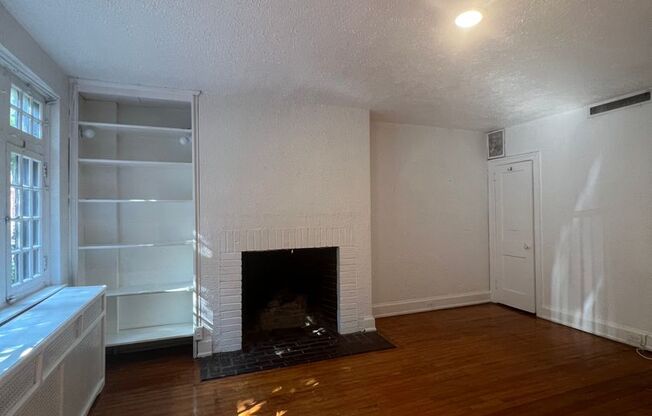 Beautiful Old World 2 Bed + Den Townhouse In Rittenhouse!