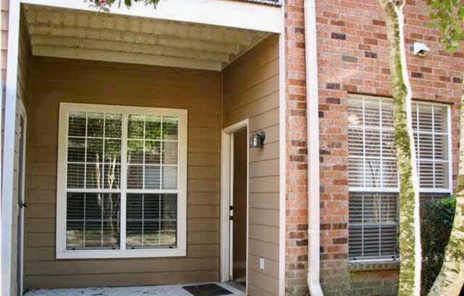 2 bedroom 2 bath located only ONE MILE from Tiger Stadium!