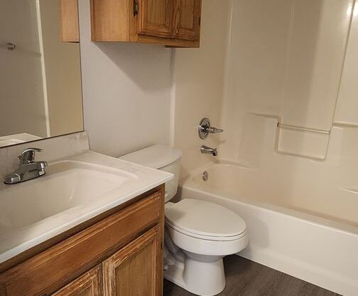 2 beds, 1 bath, $825, Unit Apt. 25