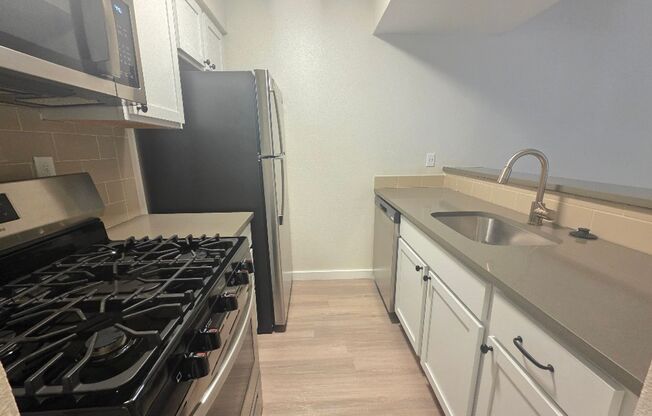 1 bed, 1 bath, 700 sqft, $1,096, Unit ELP2200-216
