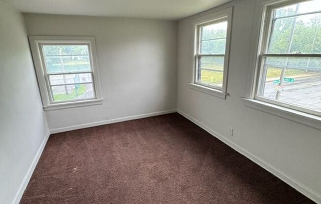 3 beds, 1 bath, $890