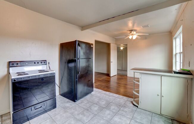 2 beds, 1 bath, $1,050, Unit 1633