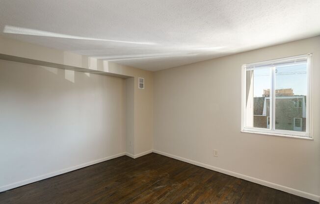 2 beds, 1.5 baths, $1,400, Unit 411 E Buttles Ave Apt. J