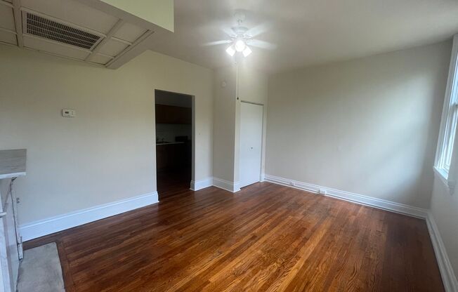 Studio, 1 bath, 330 sqft, $1,030, Unit 2F