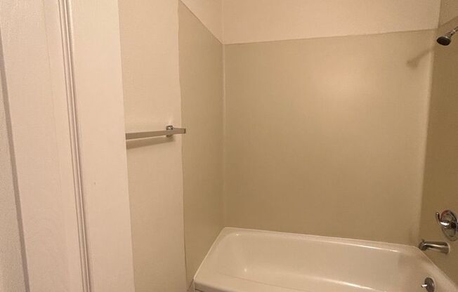 2 beds, 1 bath, 900 sqft, $1,500, Unit 42