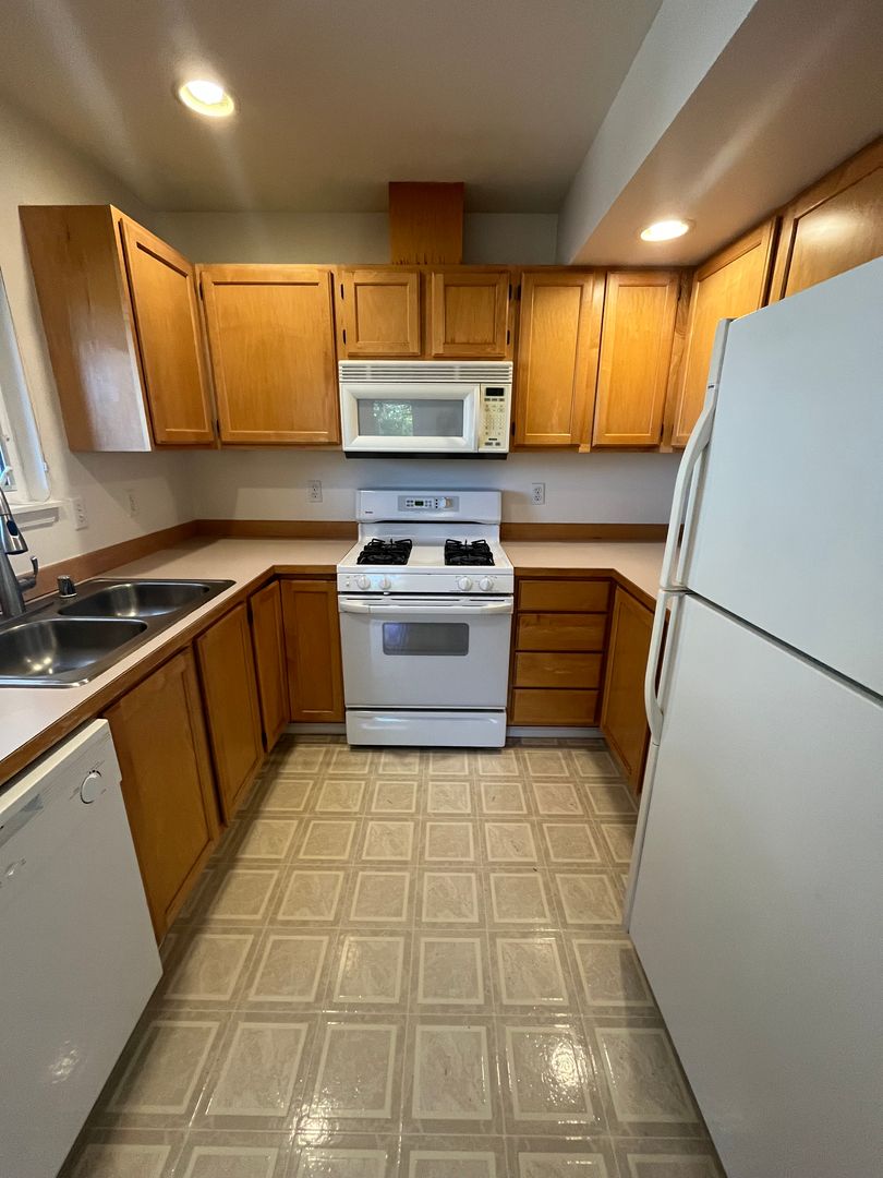 Available 2 bedroom Town House with Parking