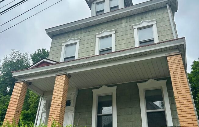 Large 3bd/ 1.5 bath Home w/Attic Room l Spring Garden