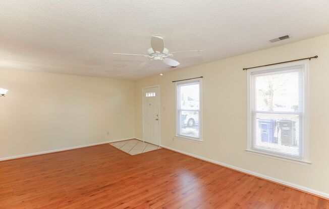 Charming 2 Bedroom Available in Virginia Beach!