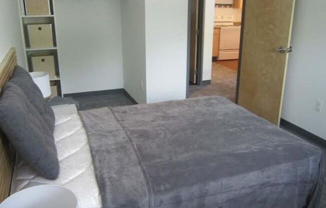 1 bed, 2 baths, 980 sqft, $700, Unit 1216-406A