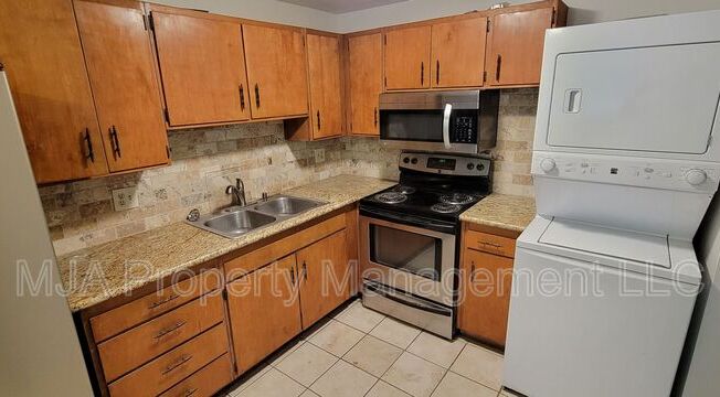 2 beds, 1 bath, $1,295