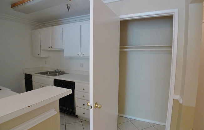 2 beds, 2 baths, 910 sqft, $2,695, Unit 514