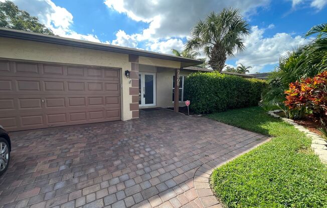 Stunning 4-Bedroom, 3-Bathroom Home with Private Pool in Tamarac