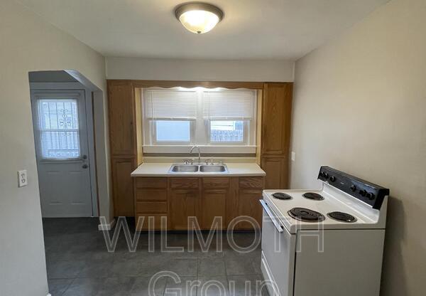 2 beds, 1 bath, 720 sqft, $895