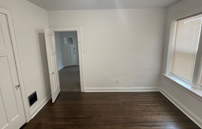 2 beds, 1 bath, 875 sqft, $995