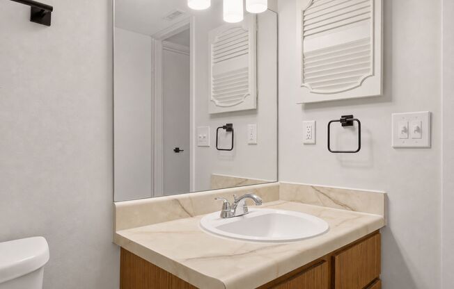 2 beds, 1 bath, 819 sqft, $1,200