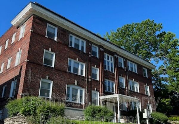 1605 W 37 ST