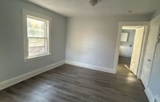 2 beds, 1 bath, $950, Unit Up