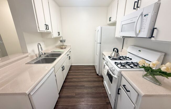 11018 Moorpark Apartments