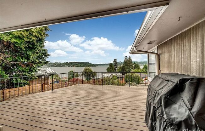 Magnificent 3 Bedroom Lake Washington House!