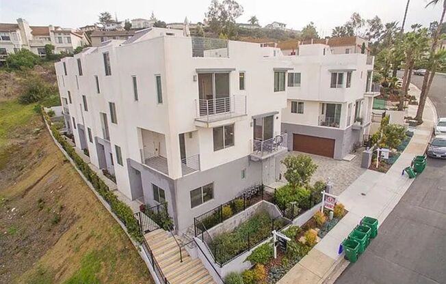 Beautiful 4br, 3.5b Townhouse, Sky Roof Deck