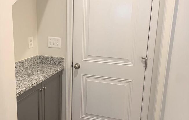 Gorgeous 3bd 2/2bth townhouse in Parkside!