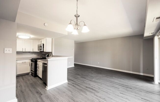 Living/Dining Area (1BD,1BA 870SF)