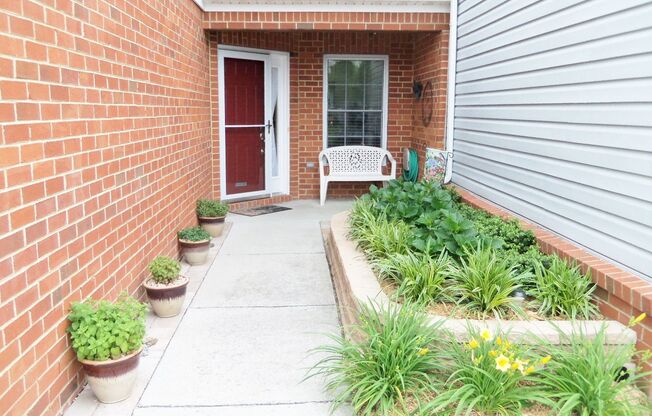 MUST SEE!! 3 Bedroom Townhome with Fenced Backyard! Dog Friendly!