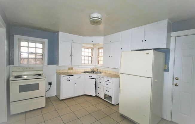 Spacious 2 Bed House! Large backyard!