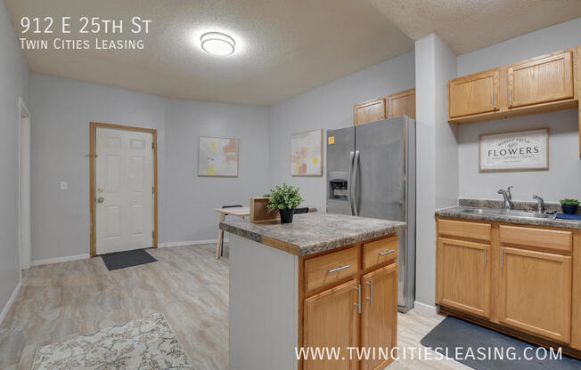 912 E 25 ST