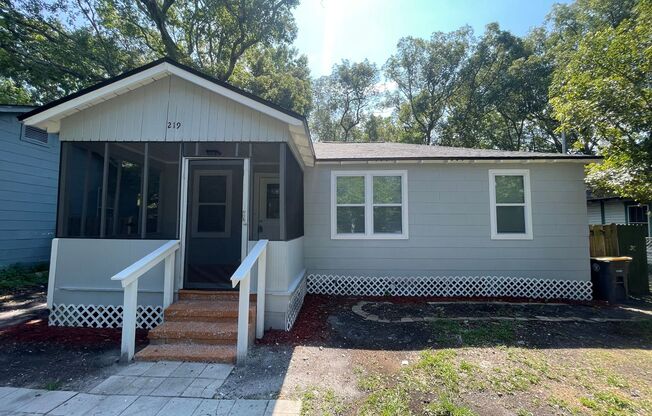 4/2 Single Family Home : Available Now!