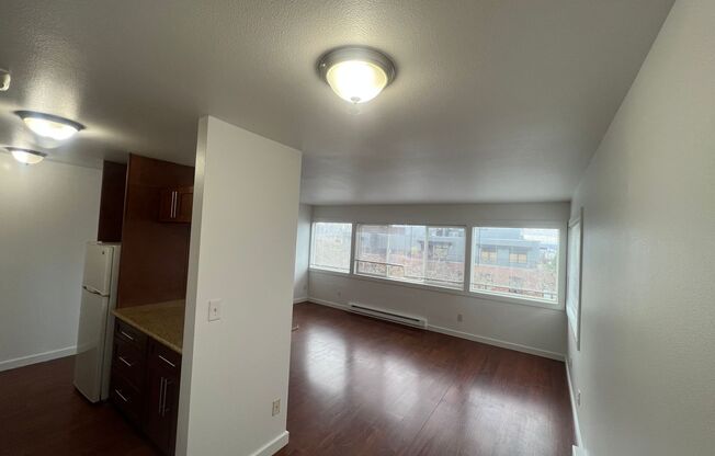 2 beds, 1 bath, $1,995, Unit 301