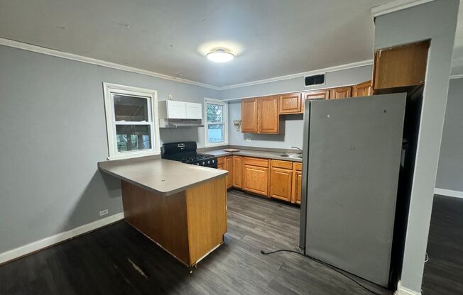 3 beds, 1 bath, $1,900