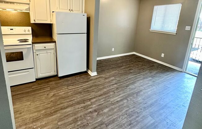 2 beds, 1.5 baths, 905 sqft, $875, Unit H10