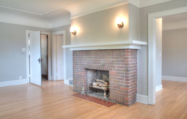 Rare quality UWM Flat , Walk to Campus!