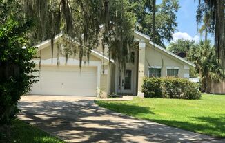 Don't miss this spacious 3/2 home in Leesburg