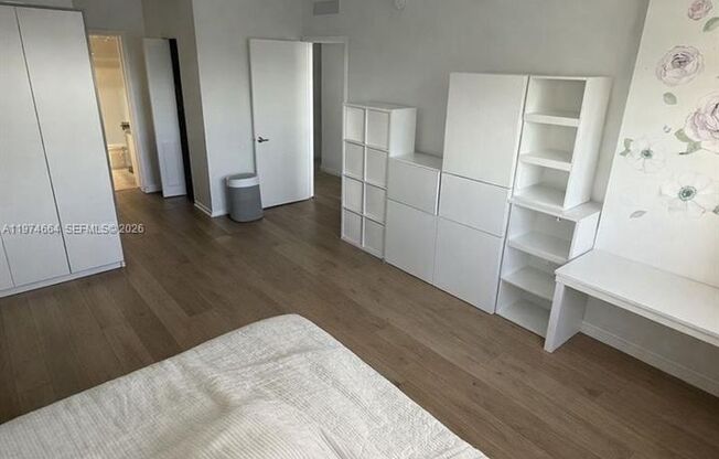 3 beds, 2.5 baths, $4,800, Unit APARTMENT 2106