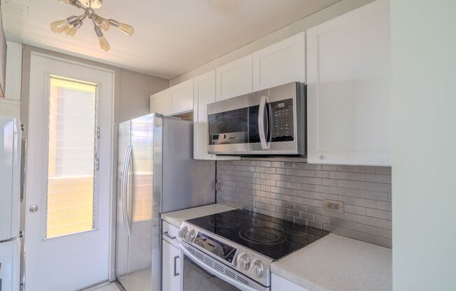 Available now! 2BD/1BA/1PKG at 1040 Kinau in Makiki.